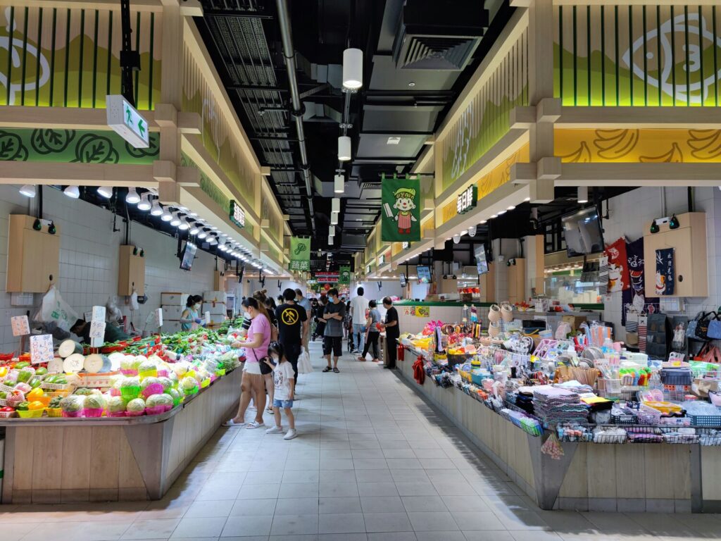 Singapore Supermarket : Shoppers comparing affordable grocery options