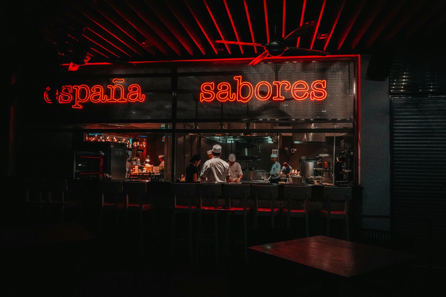 Expat Living in Singapore : A culinary journey where expats embrace Singapore’s local food heritage and global tastes.