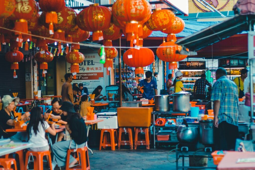Expat Living in Singapore : Adapting to local slang, traditions, and the vibrant lifestyle of Singapore.