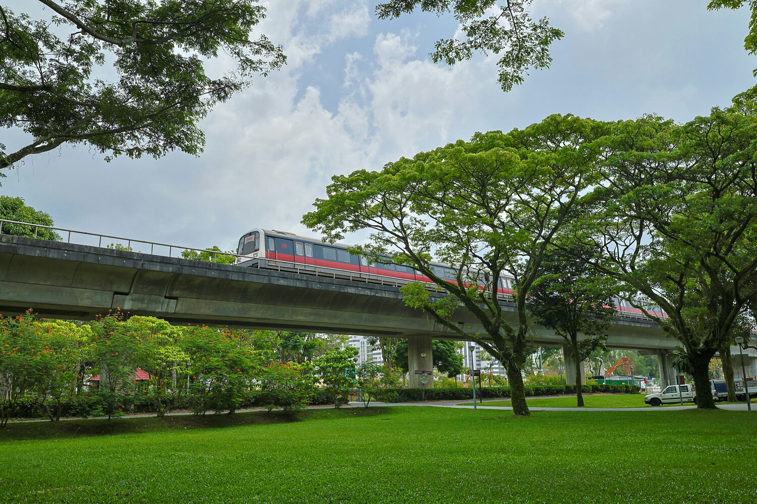Expat Living in Singapore : Seamless travel across the city through MRT, buses, and ride-hailing services.