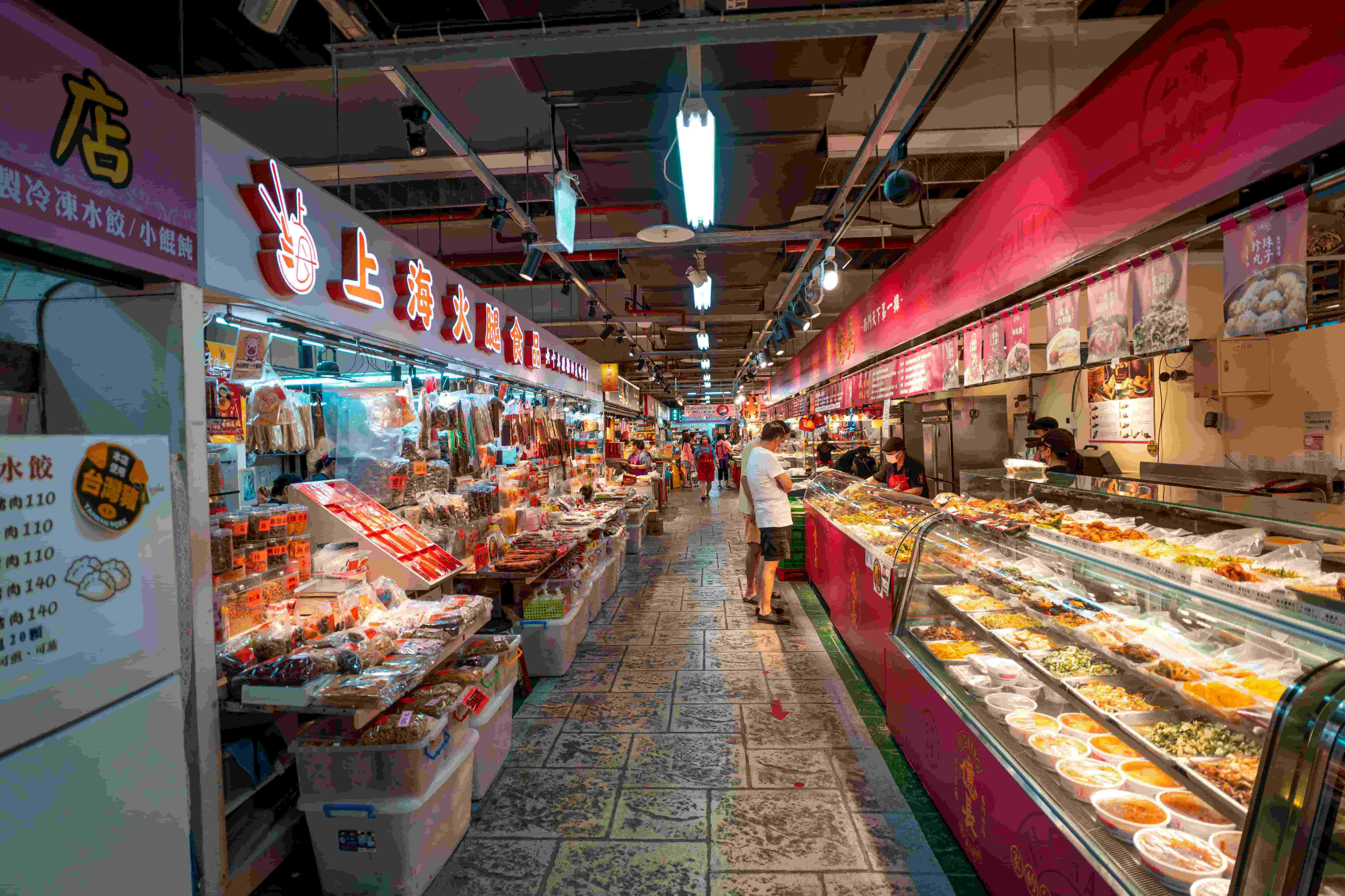 An image showcasing the variety of Singapore food, from delicacies to famous dishes.