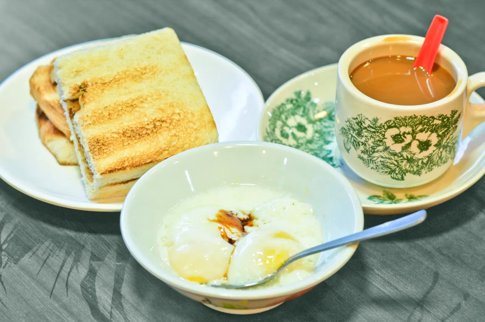 Kaya toast, soft-boiled eggs, and kopi on a hawker centre table.